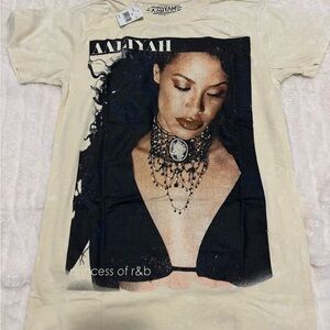 Aaliyah Distressed Graphic T-Shirt Women’s Black Size S